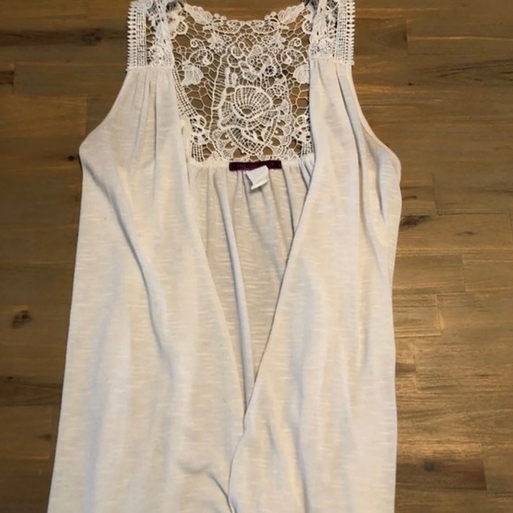 Cream, lightweight, vest. Crochet design in back - Picture 2 of 8